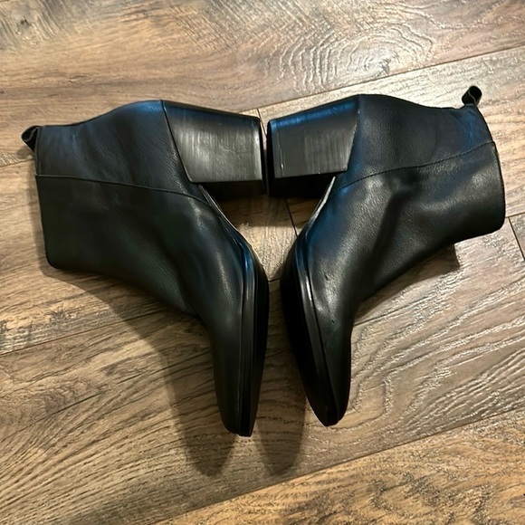 NWT Dolce Vita
Rila Pebbled Leather Stack-Heel Booties size 10 - Picture 5 of 8